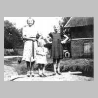 108-0023 Im Hof von Hans Liedtke, Uderhoehe 1938. Von links Pflichtjahrmaedchen Erika Mattke, Ruth und Irmgard Liedtke.jpg